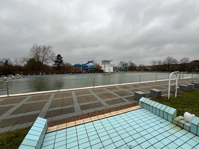 Außenbereich (Durchschreitebecken) Außenbereich (Durchschreitebecken)