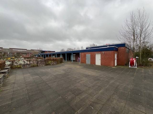 Außenbereich (Blick Richtung Umkleidekabinen) Außenbereich (Blick Richtung Umkleidekabinen)