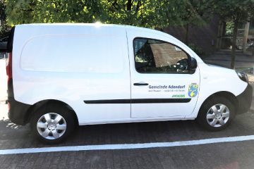 Dienstwagen Renault Kangoo mit Aufdruck Gemeinde Adendorf und Avacon