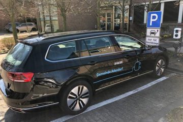Dienstwagen VW Passat Hybrid mit Aufdruck "avacon, Gemeinde Adendorf"