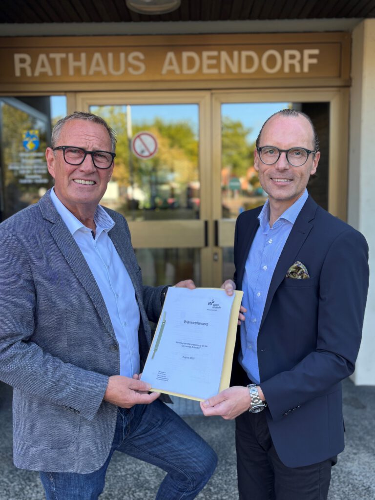 Bürgermeister Thomas Maack und Erster Gemeinderat Matthias Gierke mit Schlussbericht der Kommunalen Wärmeplanung.