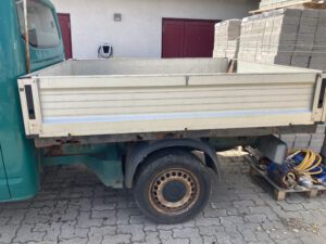 Grüne VW Pritsche - Ansicht von links (Blick seitlich auf Ladefläche)