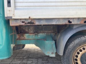 Grüne VW Pritsche - Ansicht von links, Großaufnahme auf Roststellen